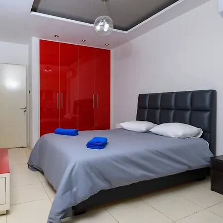 Center Flat 23 *